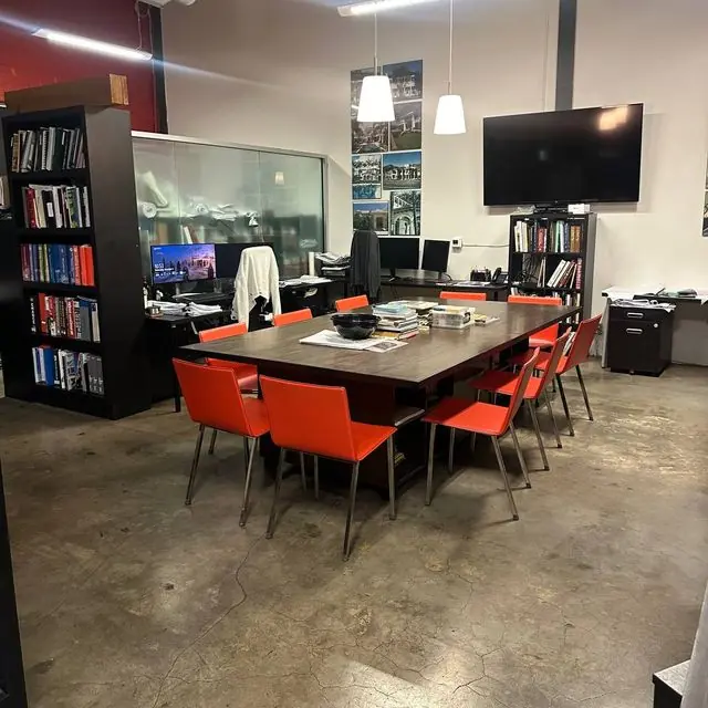 Creative office: Open plan and concrete floor